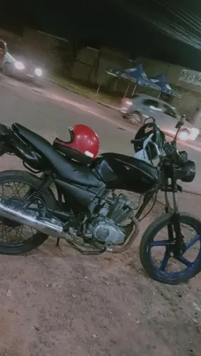 Vendo Dafra 150 com documento 2200 $ aceito proposta de valor moto enchuta corre muito top