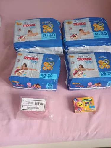 Lote de fraldas e sabonete e saboneteira novos