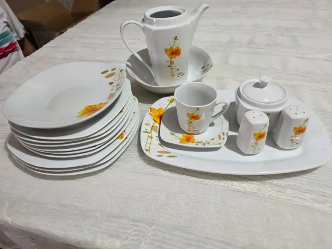 Aparelho de jantar incompleto