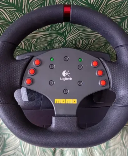 Uma experiência sensacional. Volante com pedais Logitech MOMO Force Feedback para PC