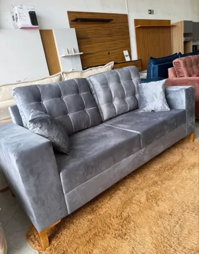 Sofa Londres 3 lugares no tecido jolie 2 almofadas brinde em Promoção!
