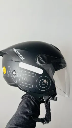 Capacete Norisk aberto