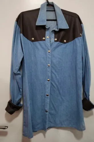 Camisa Jeans com detalhes na em couro cor marrom