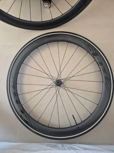 Rodas Elite Wheels EDGE 40mm, 1320g + Pneu pirelli cinturato.