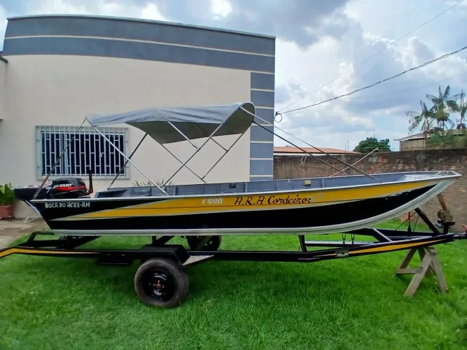 Barco, motor e carretinha