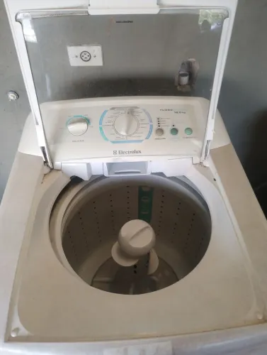 Máquina de lavar usada em bom estado, faltando mangueira que solta água.
