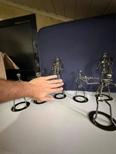 Escultura de Músico em Metal Artesanal - Peça Exclusiva de Colecionador