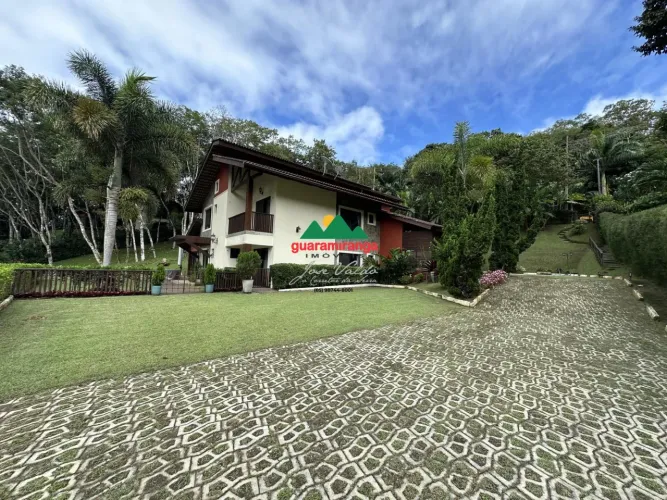 Casa de 236 m² com adega e 5 suítes em condomínio luxuoso em Guaramiranga/CE.