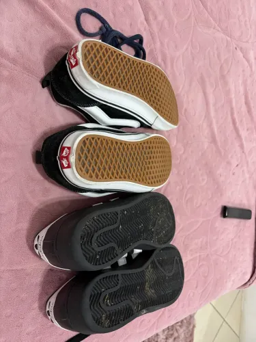 Tênis os dois pares por esse valor adidas e vans