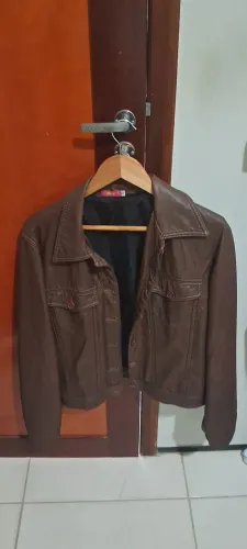 Jaqueta de couro marrom tamanho p(pra vender logo)