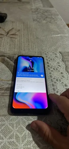 Moto e 7 plus detalhe na tela  que não interfere em nada como da pra vê nas fotos