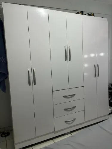 Guarda-roupa casal seis portas três gavetas 