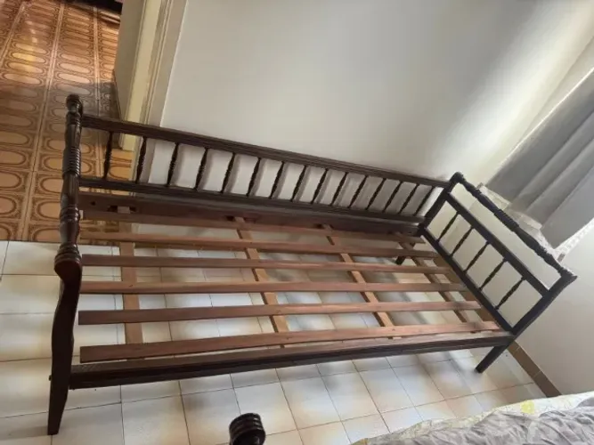 Cama de Solteiro Antiga em Madeira - Cabeceira Trabalhada