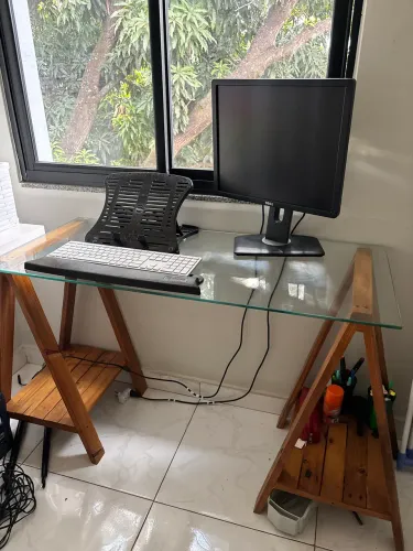 Mesa com 2 cavaletes