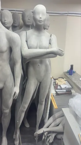 Manequins semi novo com base
