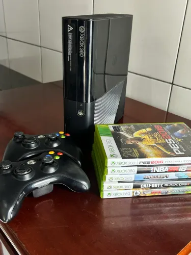 XBOX 360 - 2 CONTROLES E ALGUNS JOGOS