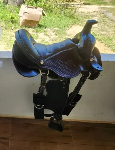 Vendo sela nova em couro