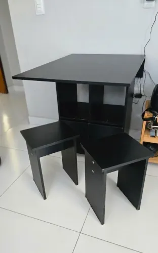 Mesa com 4 banquetas