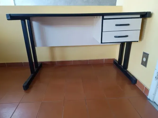 Mesa de escritório com gavetas