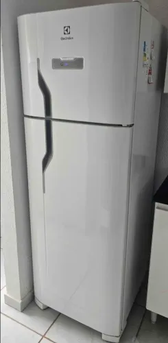 Geladeira Frost Free ELECTROLUX seminova 310L