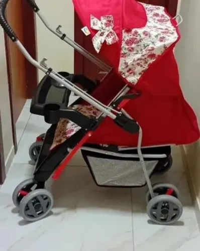 Vendo carrinho de bebê Menina