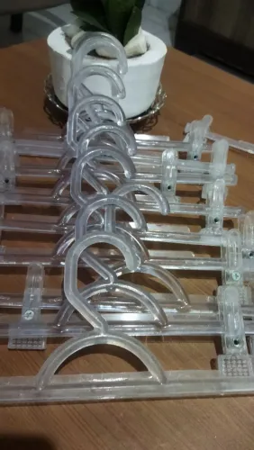 Kit 10 cabides Acrílico Cristal com presilha R$ 20.Tenho 95 cabides