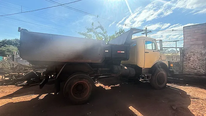 Caminhão Toco