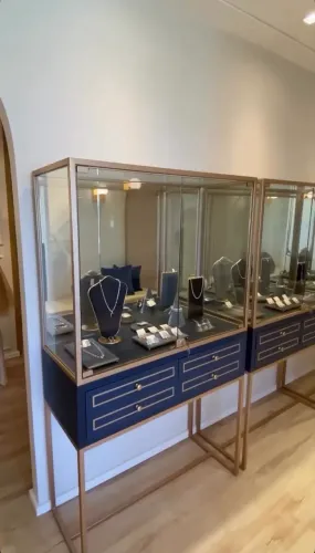 Vitrine Expositora Luxo em Metalon Dourado e Vidro | Móvel para Joalheria | Sob Medida
