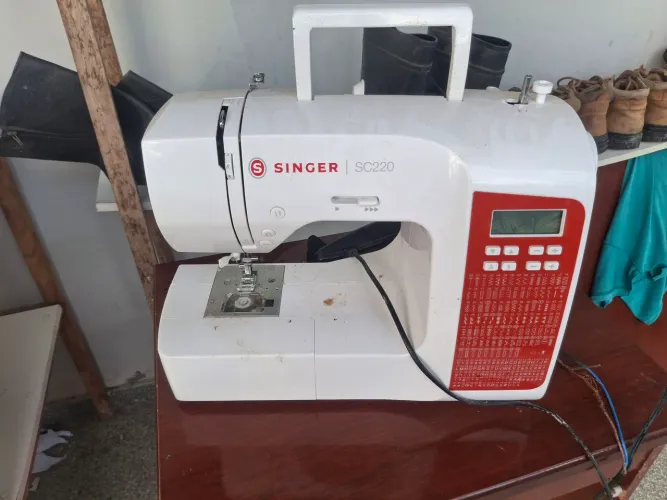 Máquina de Costura Eletrônica Singer SC220 bivolt 