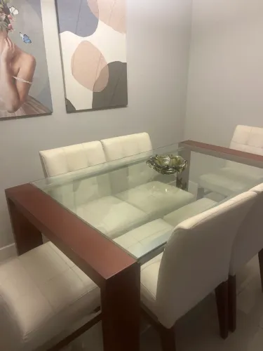 Mesa madeira com tampo de vidro e cadeiras
