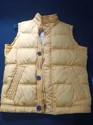Colete puffer Abercrombie & Fitch.
