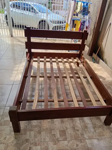 Vendo cama de madeira em cerejeira casal 