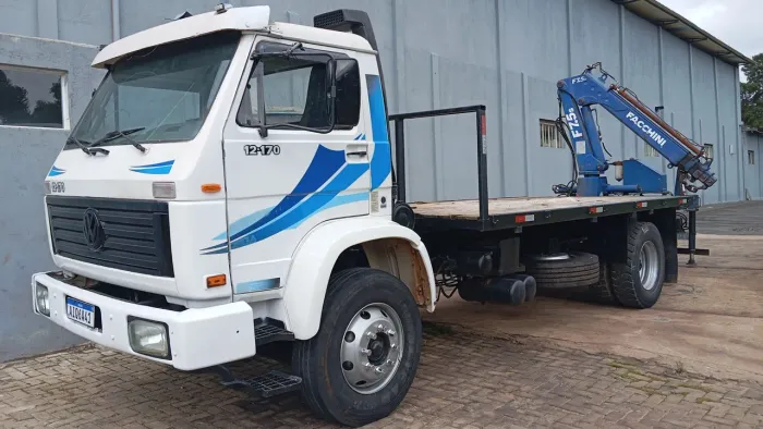 Caminhão Volks 12170 munck 7.5 ton