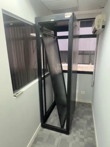 Rack de piso preto com painéis - Curitiba