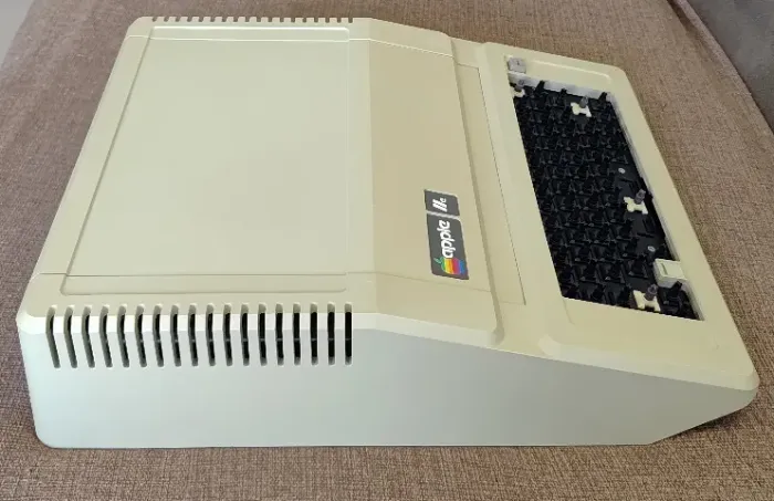 Computador Apple IIE Enhanced 64KB - Testado OK / Sem capa das Teclas / Fonte Ruim