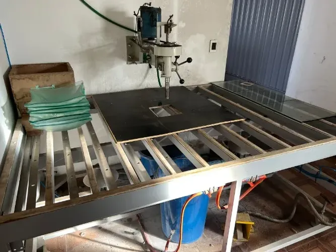 Furadeira de Vidro Cabeçote Único + Mesa Pneumática AGMAQ