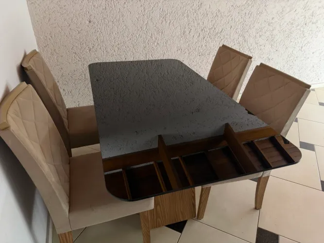 Mesa de Jantar com 4 Cadeiras - Tampo de Vidro Preto | Excelente Estado
