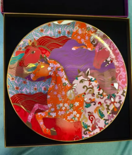Louça prato ano do cavalo Canton Fair aprox 23cmx23cm peça única