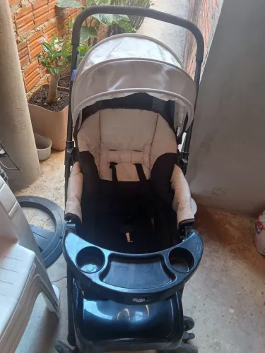 Carrinho de bebê marca Cosco
