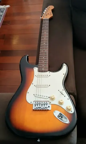 Guitarra Fender Stratocaster Squier com Capa + Acessórios
