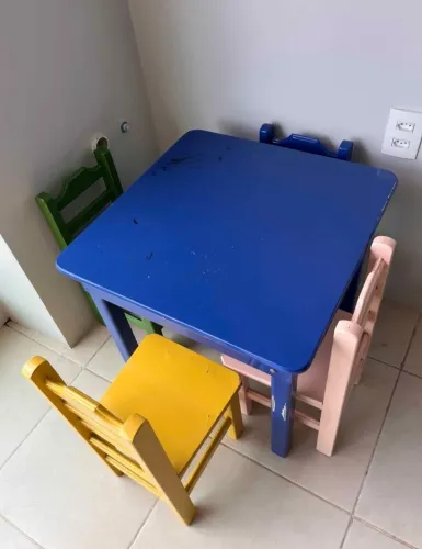 Mesa infantil com 4 cadeiras