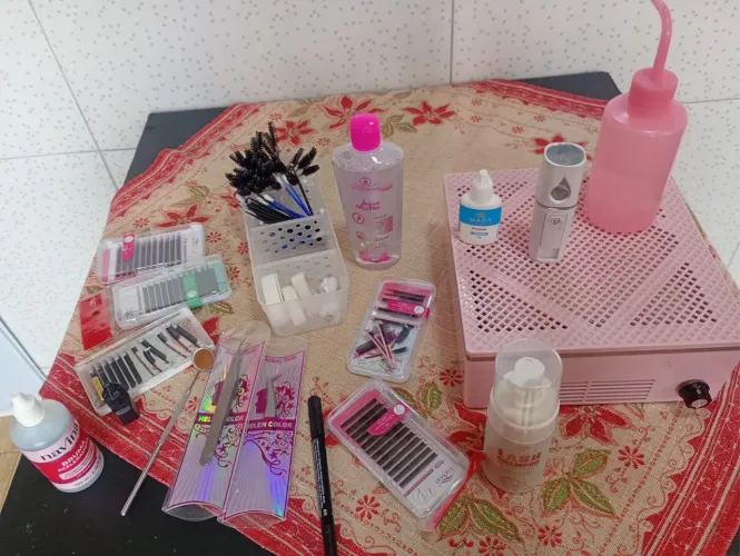 Vendo produtos para cílios + sugador de pó
