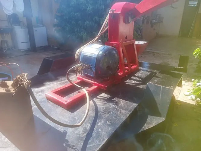 Triturador agrícola trifásico, para galho, napier, milho, e etc. + Carretinha