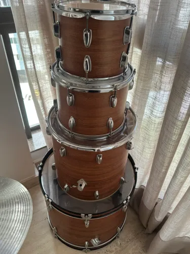 Bateria Micheal trinity+ peles novas e kit de pratos sahab