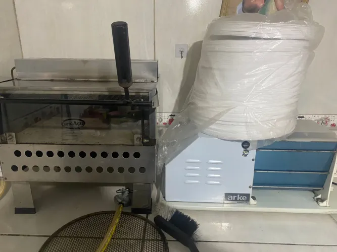 Vendo Masseira profissional até 3 kg + forno cristal aço.