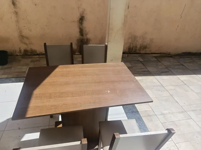 Vendo mesa quatro lugares