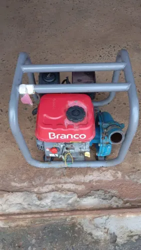 Motor para irrigação com canos e aspecores 