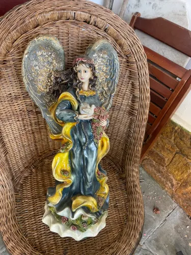 Anjo gesso com folha de ouro e pintura