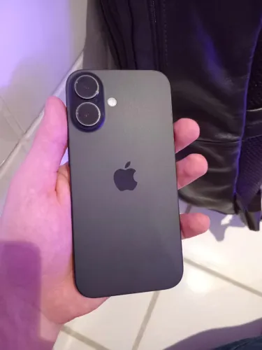 iPhone 16 128GB + 5 meses de seguro PIER + cabo original + caixa + 4 capinhas