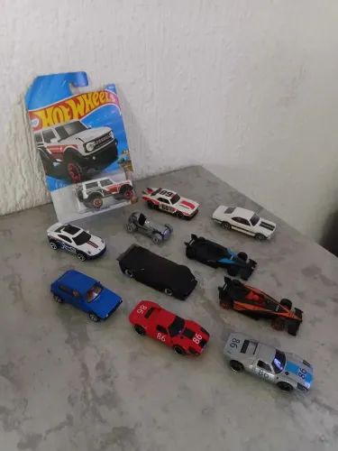 Combo Hot wheels.